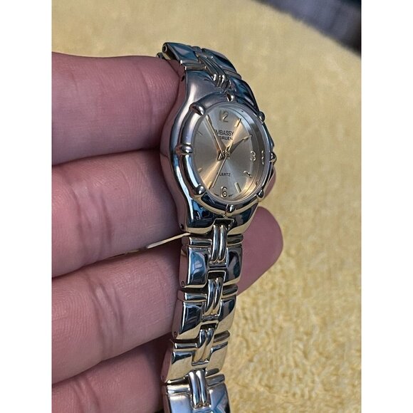 Embassy by Gruen Ladies Women's Watch Silver & Gold ‎ (needs Battery) - Picture 4 of 9